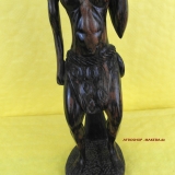 Afrikaner. Afrikanischer Mann. Moderne afrikanische Holzschnitzkunst.
